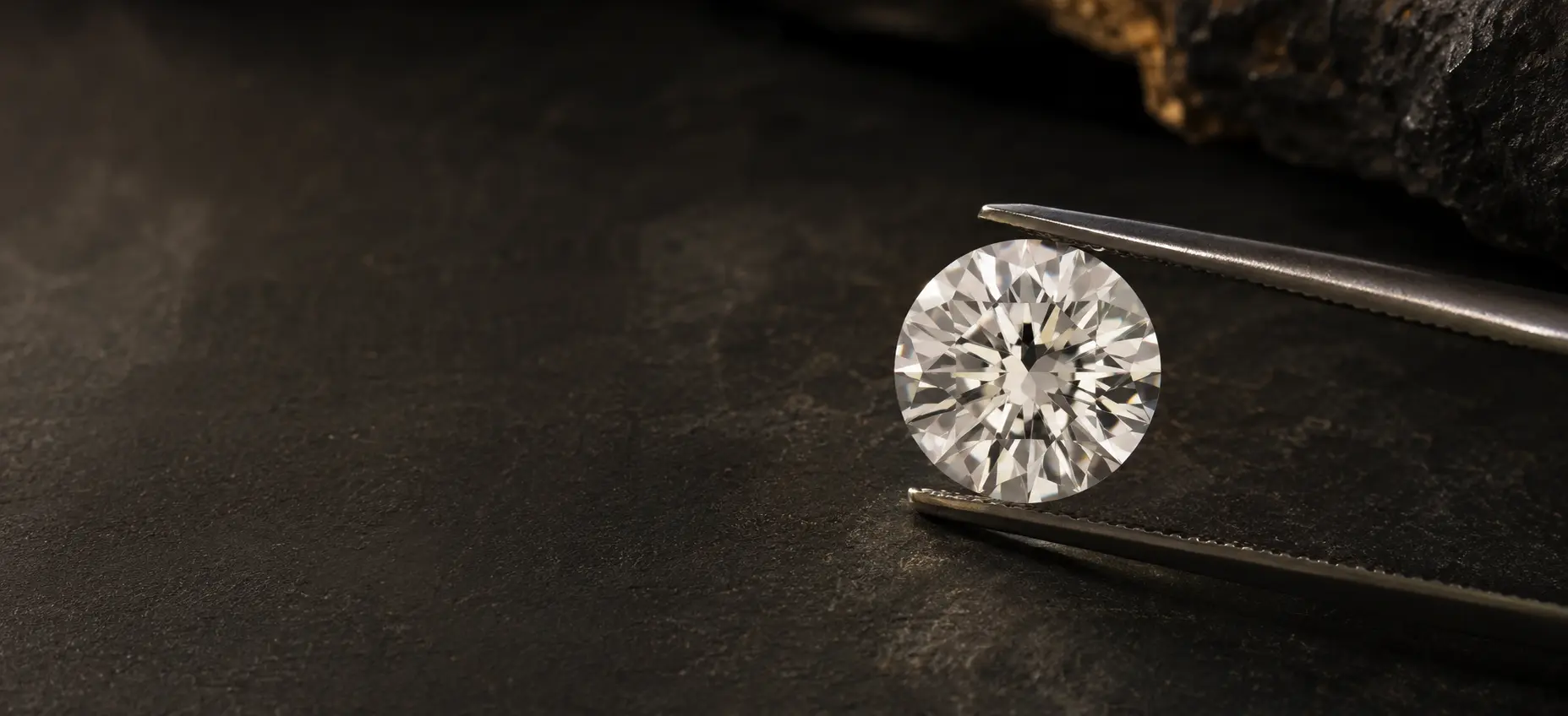 Ein natürlicher Diamant in einer Juwelierpinzette